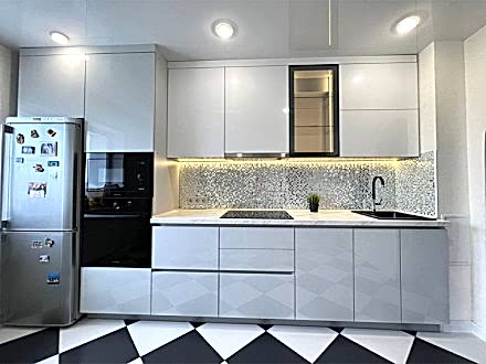 Белая современная кухня с акцентной стеклянной витриной - фото - 1