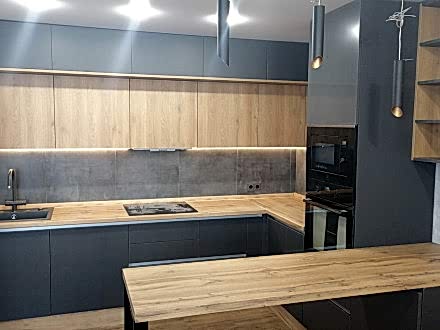 Просторная серая кухня в стиле лофт с барной зоной - фото - 6