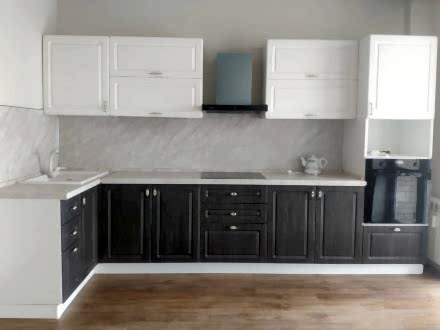 Кухня в стиле неоклассика с контрастными фасадами под дерево - фото - 1