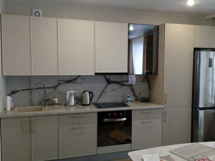 Бежевая современная кухня с рифлёными фасадами (Академгородок) - фото - 1