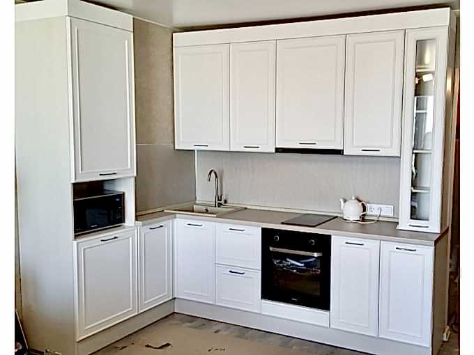 Светлая, легкая и уютная кухня в стиле неоклассика - фото - 2