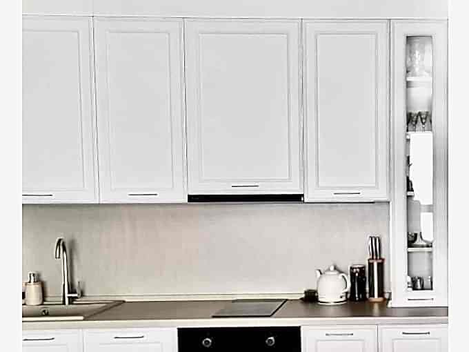 Светлая, легкая и уютная кухня в стиле неоклассика - фото - 1