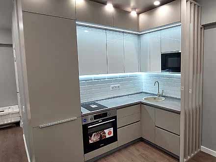 Современная кухня в квартиру-студию - фото - 1