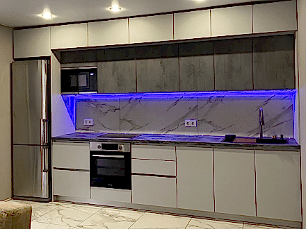 Серая современная кухня в потолок с яркой подсветкой - фото - 1