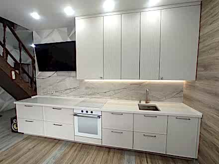 Современная кухня в нежном бежевом цвете - фото - 2