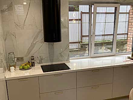 Роскошная современная кухня в загородный дом - фото - 3