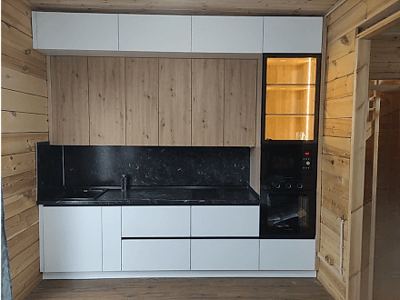 Современная кухня в загородный дом - фото - 1