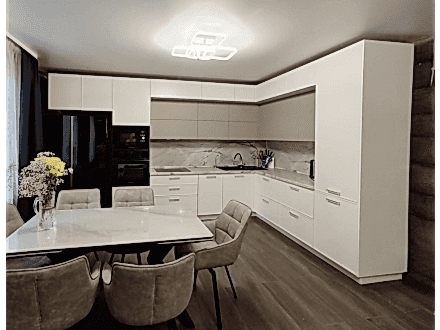 Современная кухня в теплых тонах для загородного дома - фото - 2