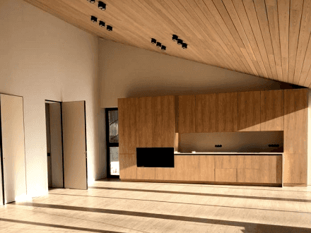 Прямая просторная кухня с фасадами под дерево в загородный дом - фото - 3