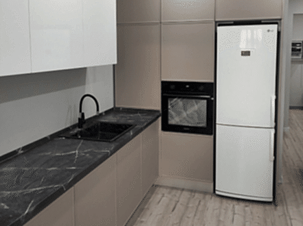 Современная кухня в пастельных тонах - фото - 1