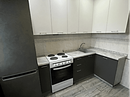 Бело-серая угловая кухня в современном стиле - фото - 1