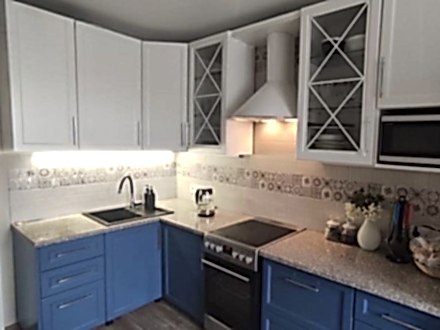 Бело-голубая неоклассика с крашеными фасадами - фото - 4