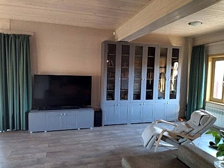 Гостиная с библиотекой в загородный дом - фото - 2