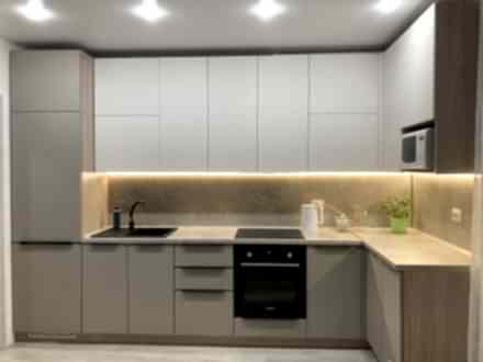 Современная угловая кухня с теплым обволакивающим декором - фото - 1