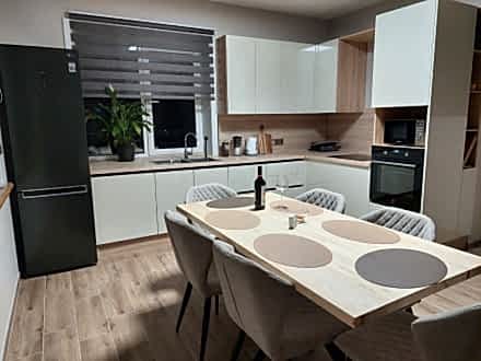 Белая современная кухня в загородный дом - фото - 3