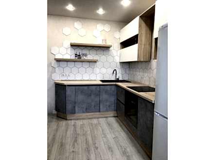 Угловая кухня в стиле лофт с открытыми полками - фото - 1