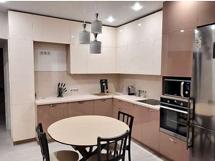 Угловая кухня с глянцевыми фасадами цвета кофе с молоком - фото - 1