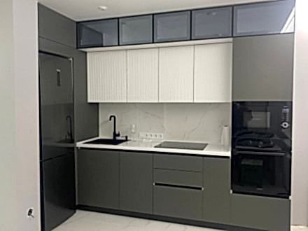 Серая современная кухня с белыми рифлеными фасадами - фото - 1