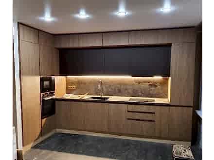 Угловая современная кухня с фасадами под дерево - фото - 1