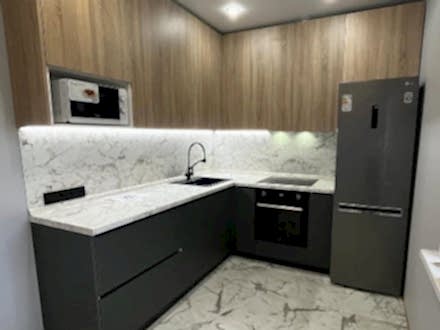 Угловая кухня под потолок в стиле лофт с фасадами под дерево - фото - 1