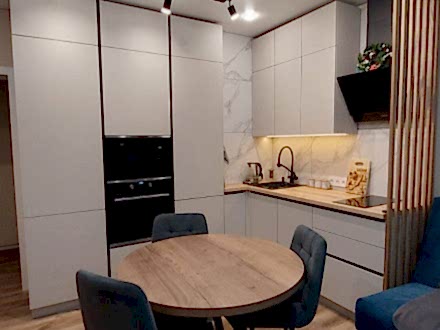 Современная стильная кухня с тройным пеналом - фото - 1