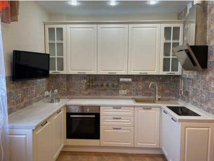 Неоклассическая кухня П-образной формы - фото - 5