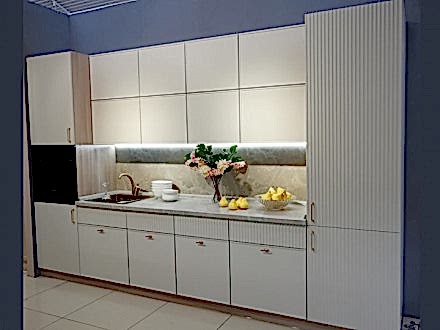 Неоклассическая кухня с рифлеными фасадами - фото - 1