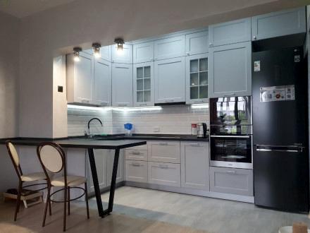 Неоклассическая кухня с барным полуостровом - фото - 1