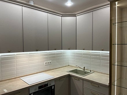 Неоклассическая кухня с фасадами soft-touch - фото - 6