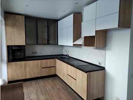 Современная угловая кухня с фасадами под дерево - фото - 2