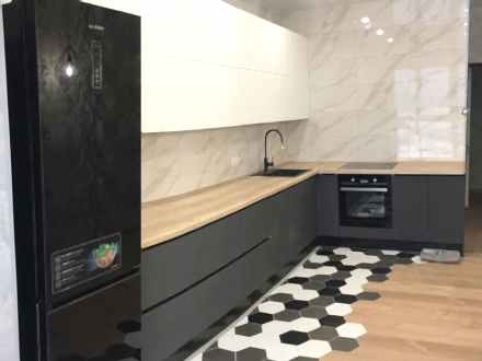 Современная угловая кухня с большой столешницей - фото - 1