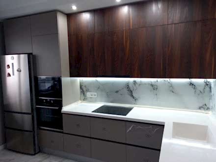 Современная угловая кухня со встроенной техникой - фото - 2