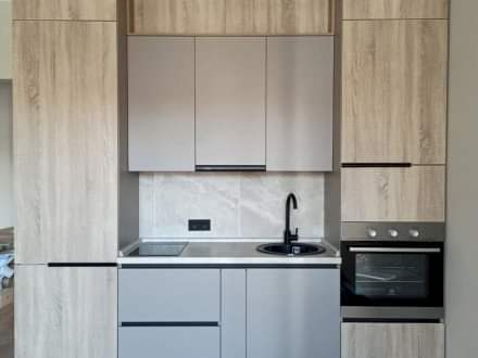 Стильная маленькая кухня в стиле лофт с двумя пеналами по бокам - фото - 1