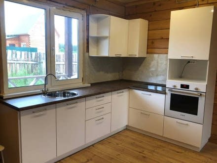 Угловая кухня в частный дом с рабочей зоной под окном - фото - 1