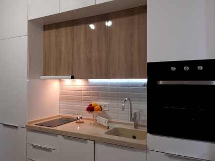 Современная мини-кухня под потолок в квартиру-студию - фото - 2