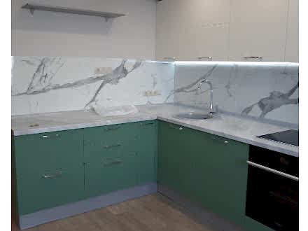 Угловая современная кухня с зелеными фасадами для молодой семьи в новую квартиру - фото - 4