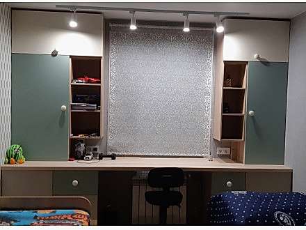 Учебный уголок под окном для двух братьев-школьников - фото - 4