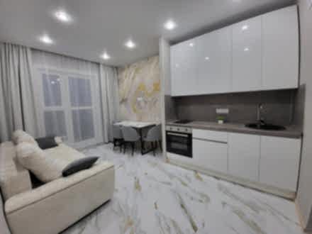 Современная белая мини-кухня в новостройку - фото - 1