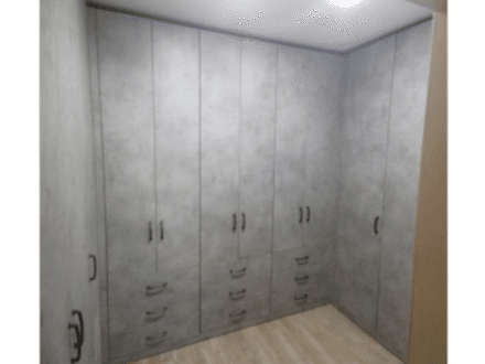Вместительная гардеробная с серыми графитовыми фасадами - фото - 3
