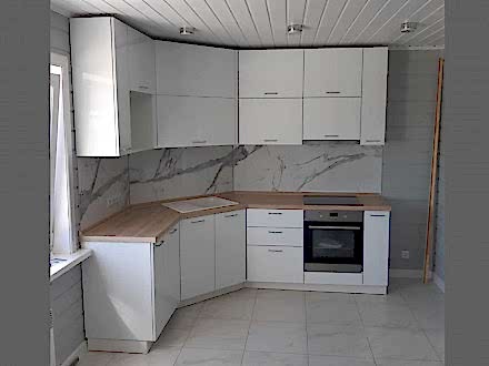 Угловая кухня для загородного дома сложной геометрии - фото - 1