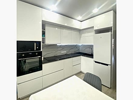 Белоснежная кухня для большой семьи - фото - 2