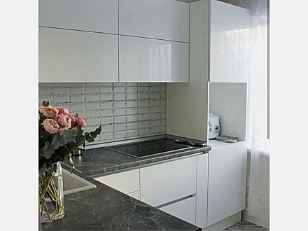 Белая кухня со скрытыми ручками - фото - 2