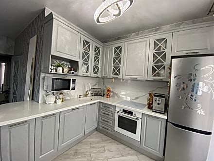 Серая кухня в стиле неоклассика - фото - 2