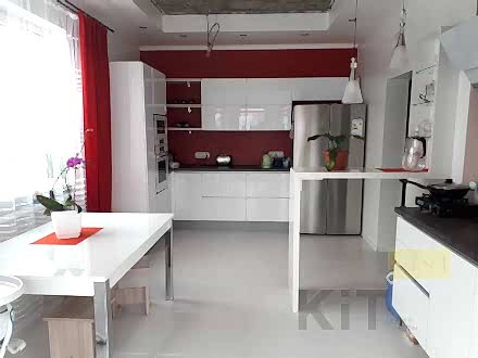 Белая кухня без ручек с глянцевыми фасадами - фото - 1