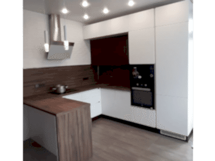 Белая  П - образная кухня без видимых ручек - фото - 4