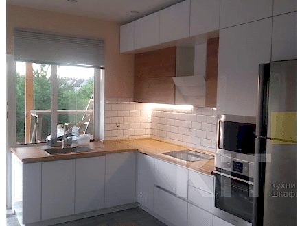 Светлая кухня с ручками профиль - фото - 2