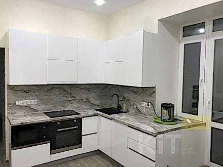 Кухня увеличивающая  пространство - фото - 2