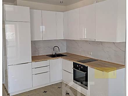 Белая кухня с деревом - фото - 1