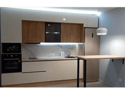 Светлая кухня с подсветкой - фото - 2