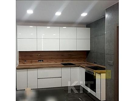 Белая, глянцевая кухня - фото - 1